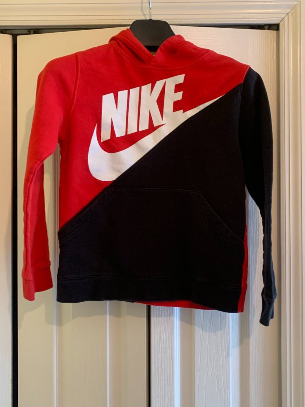Nike Boys S Navy & Red Color-Block Pullover Hoodie